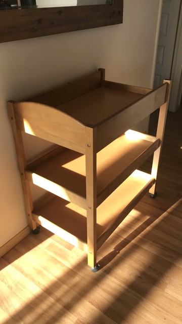 king parrot change table